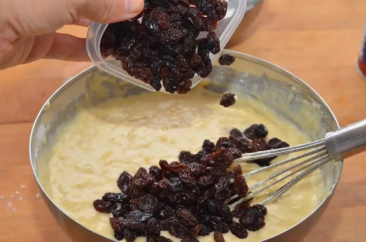 Hoe om 'n koek met rosyne stap vir stap te maak