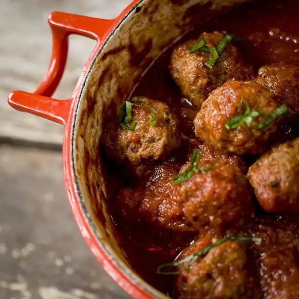 wie man Soße mit Fleisch für Nudeln kocht