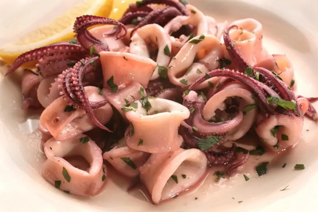 Yuav ua li cas squid? Daim ntawv qhia rau delicious squid tais