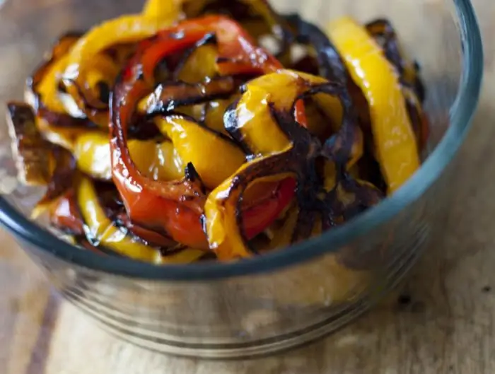 Heerlijke gebakken paprika's koken in de oven