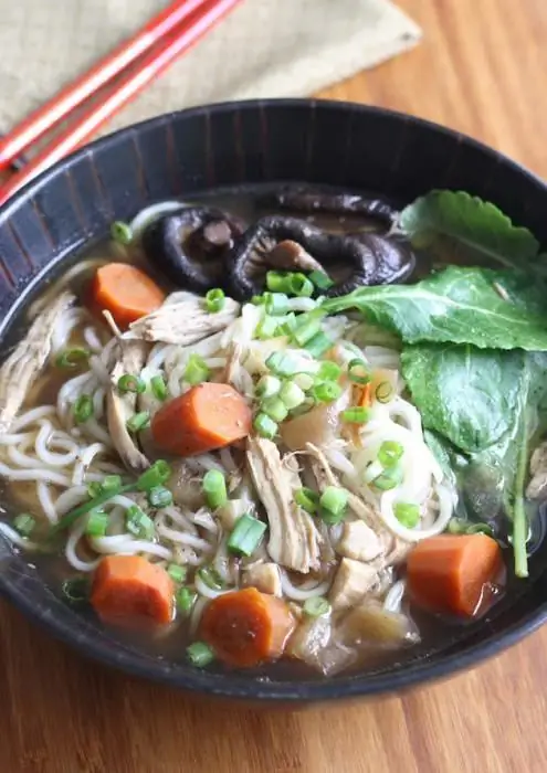 Delicioso primer plato: fideos con champiñones. Cómo cocinar fideos con champiñones