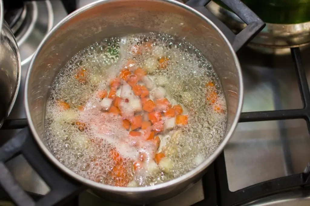 Le verdure vengono cotte sul fuoco