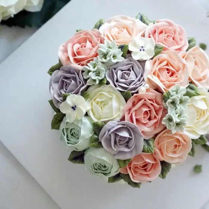 Cake with roses. Cake decoration. Cream for roses on the cake