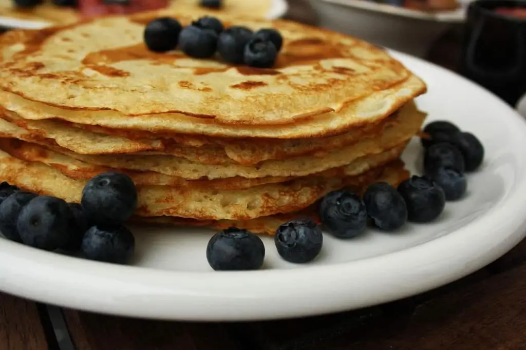 süße dünne Pfannkuchen mit Milch