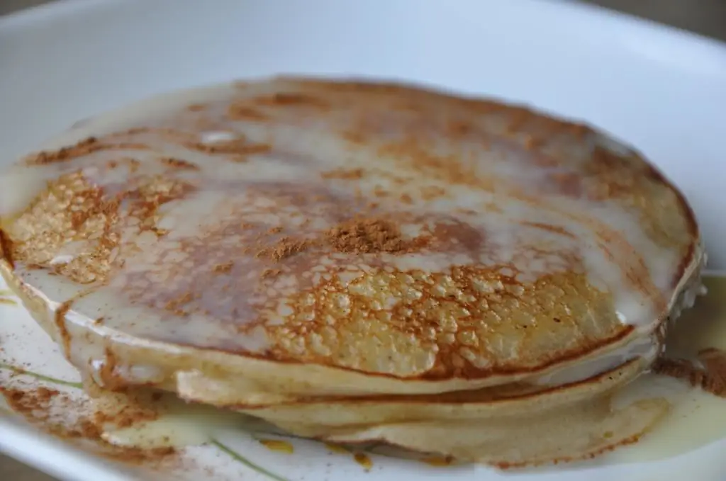 crêpes au lait sucré avec des trous