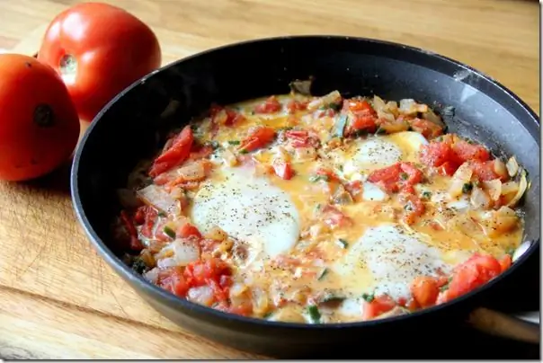 Gebakken eieren met tomaten