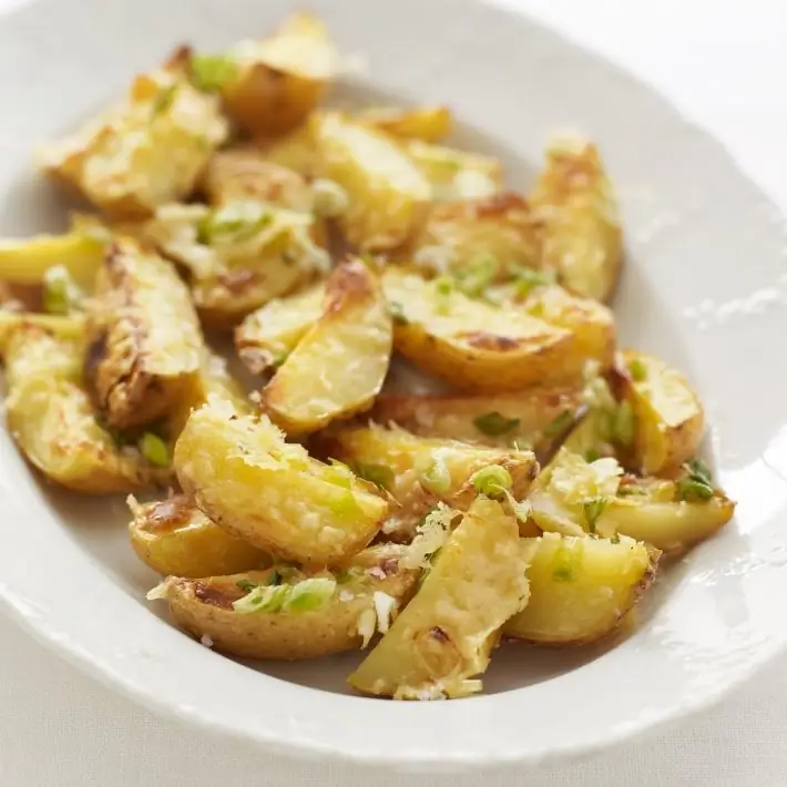 Patatas guisadas en la olla de cocción lenta de Redmond: las recetas más deliciosas