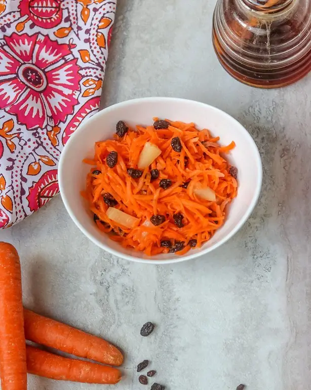 deliciosa salada com cenoura cozida