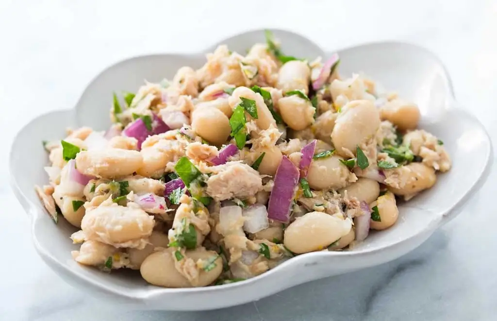 Eenvoudige salade met bonen uit blik: stap voor stap recept met foto