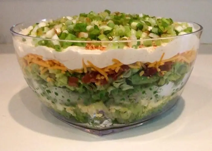 Salad meriah berlapis-lapis. Pilihan resep