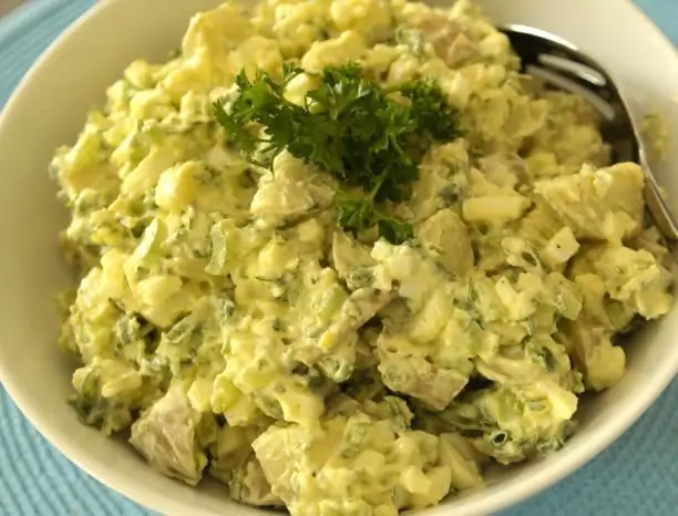 Mga salad ng isda: isang alkansya ng mga recipe. Mga salad na may de-latang isda: mga recipe ng pagluluto