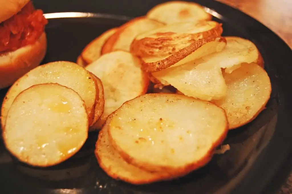 Lekker gebraaide aartappels in 'n pan: resep met beskrywing en foto, kookkenmerke