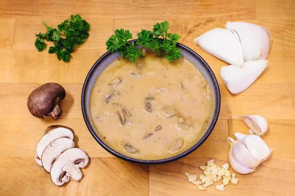 Delicioso molho de cogumelos champignon com creme azedo: receitas, recursos de culinária e comentários