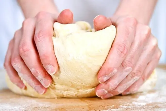 Hoe om deeg vir pasteie vinnig en smaaklik gaar te maak (foto)