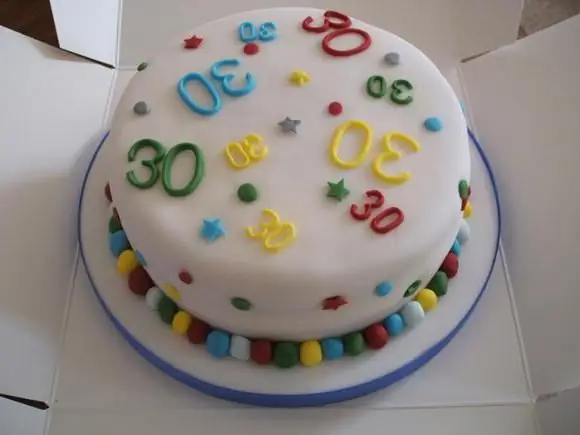 Gâteau pour 30 ans pour un homme - un cadeau créatif avec le personnage d'un homme d'anniversaire