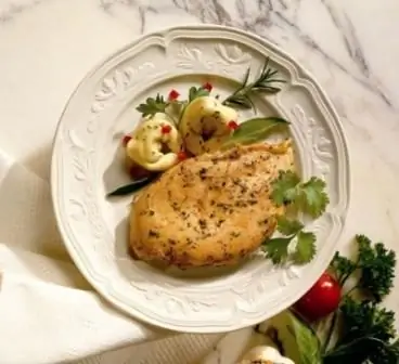 Repas diététiques. Poitrines de poulet cuites à la vapeur dans une mijoteuse