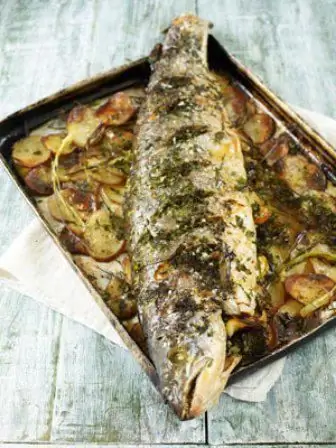 Fisk med morötter och lök i ugnen: recept. Hur bakar man fisk med morötter och lök i ugnen?