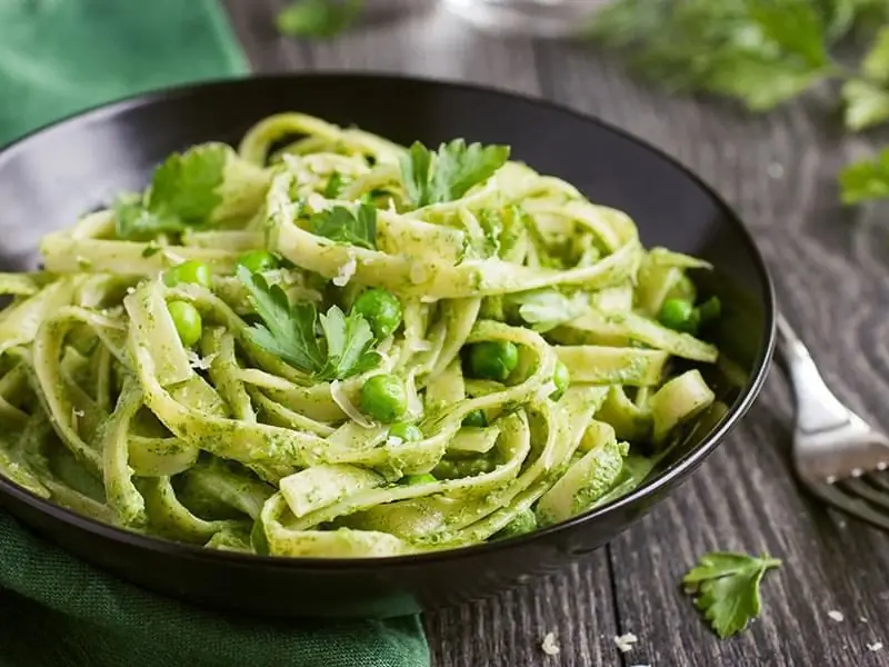 Spaghetti na may pesto sauce