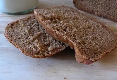 Cuocere il pane di segale in una macchina per il pane