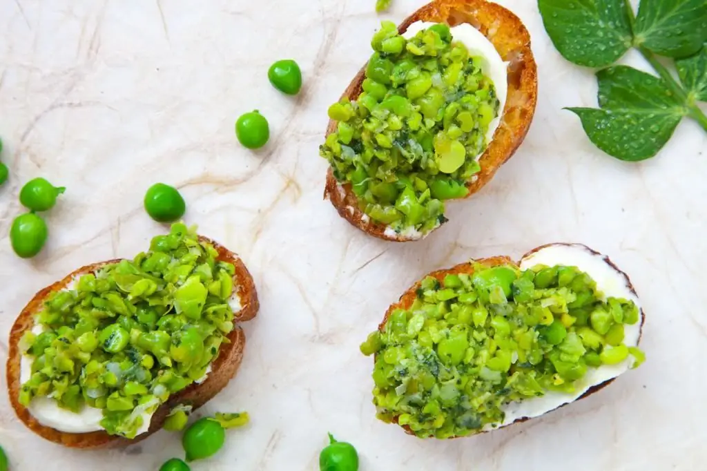 Bruschetta mit grünen Erbsen