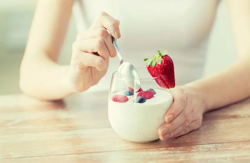 Wanita makan strawberi