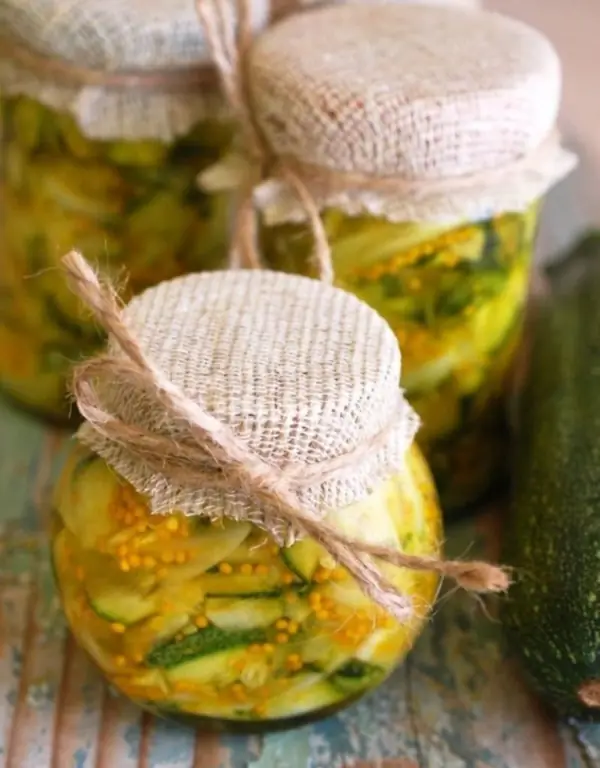 Salat "Vitaminka" aus Zucchini