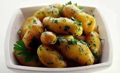 Batatas jovens: calorias e propriedades úteis. Batatas novas, assadas com casca no forno. batatas jovens cozidas