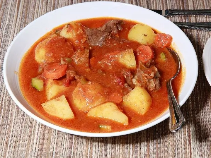 Lamm in Tomatensauce mit Kartoffeln