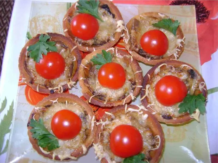 göbələk və pomidor ilə tartlets