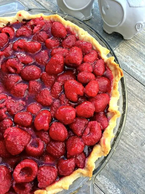 Pie with raspberry jelly