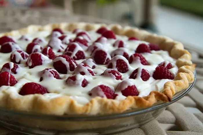 Raspberries in sour cream