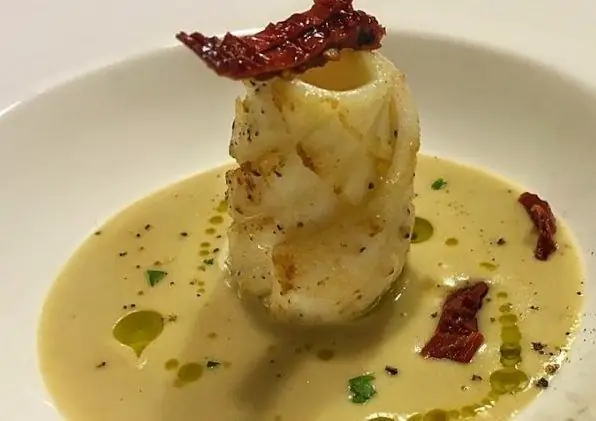 Calamari nyob rau hauv qaub cream sauce