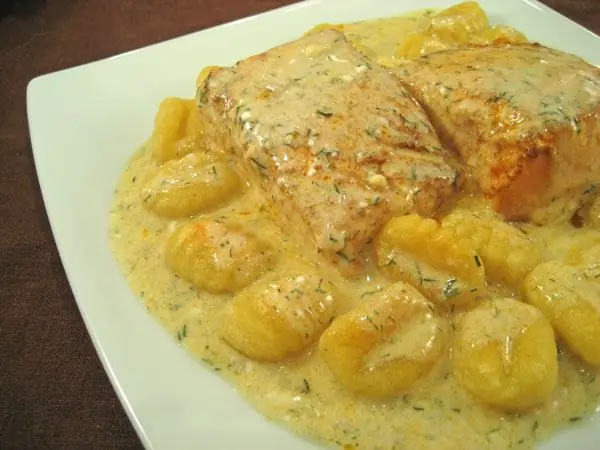 Salmó rosa al forn amb patates