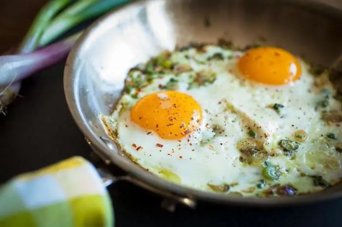 Bagaimana cara menggoreng telur dalam wajan? Bagaimana cara menggoreng telur dengan susu?