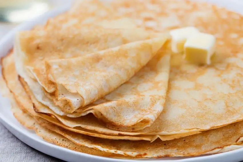 Smetana bilan yupqa pancakes