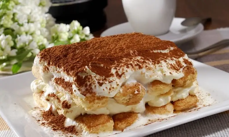 Dolce tiramisù con biscotti