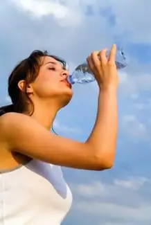 L'eau pour perdre du poids. Plusieurs façons de perdre du poids avec du liquide