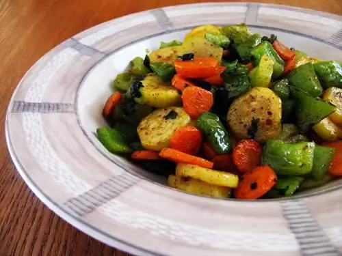 Tumis sayur bersama terung dan zucchini. Tumis sayur dalam ketuhar