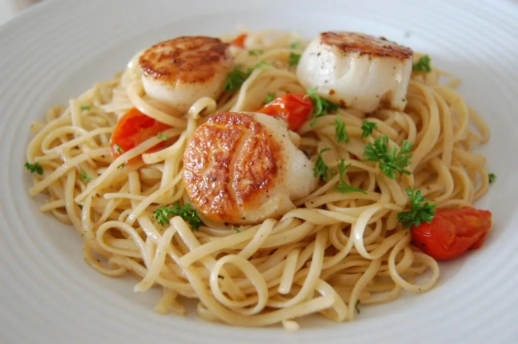 pasta nrog scallops, tshuaj ntsuab, txiv lws suav