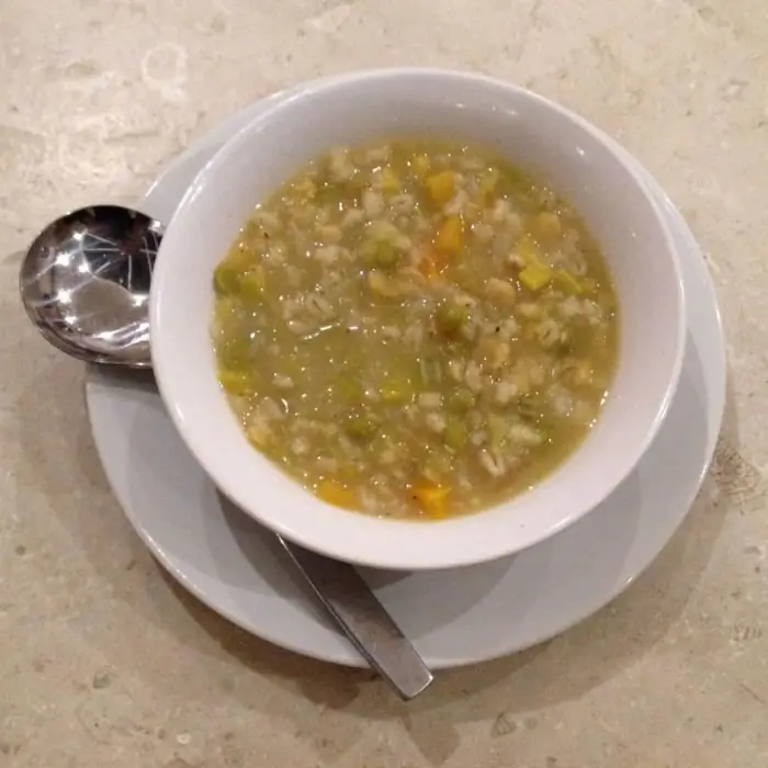 Comment cuisiner une délicieuse soupe à l'orge perlé de différentes manières