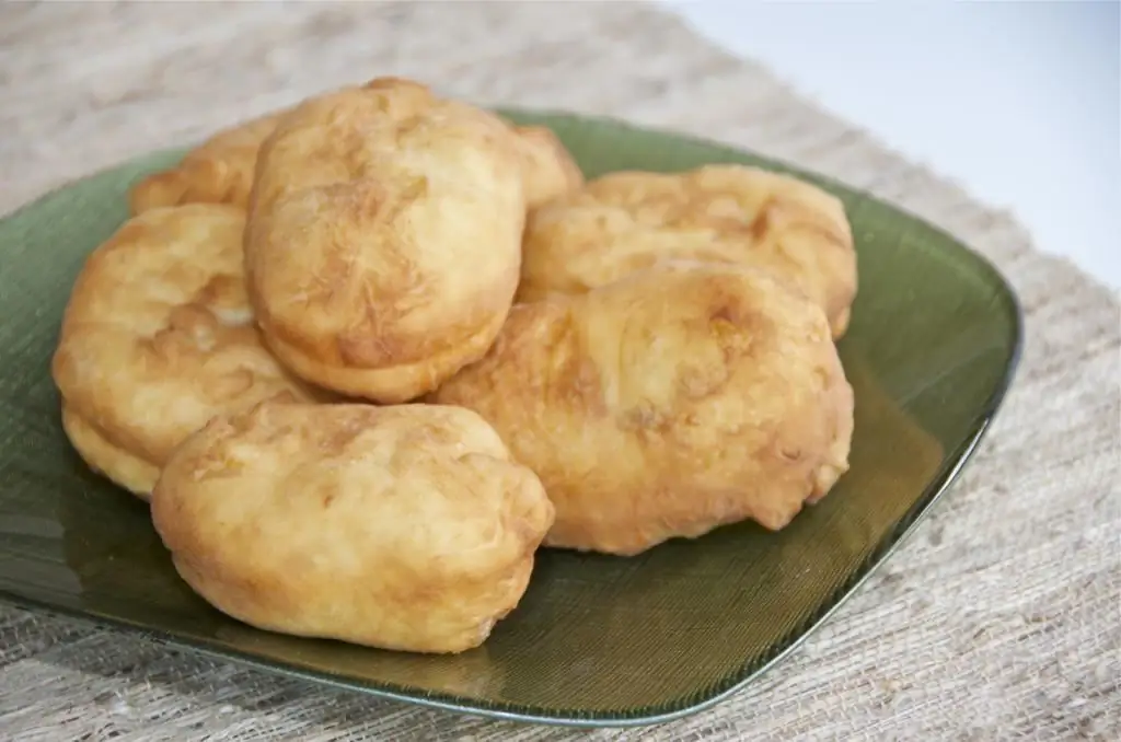 Tortas fritas com repolho de massa de fermento