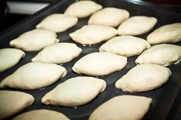 Tortas assadas com repolho de massa de fermento no forno