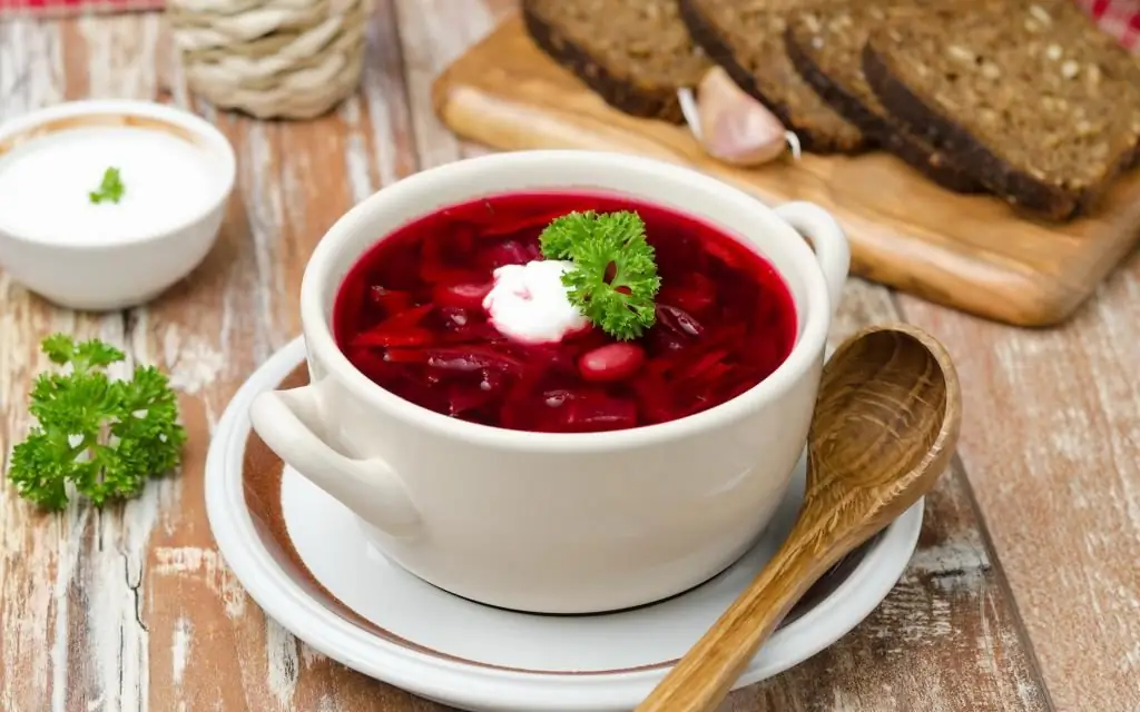 Cách giữ màu của củ cải trong borscht: các tính năng khi nấu borscht, bí quyết của các bà nội trợ và các sắc thái khi nấu các loại rau củ