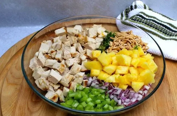 salade au poulet fumé et photo d'ananas