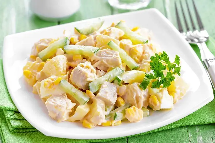 salad gà hun khói, dứa và nấm