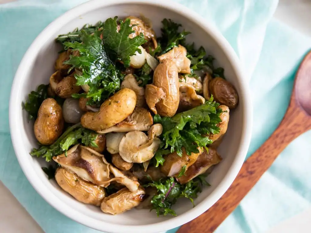 insalata di cetrioli sottaceto e funghi