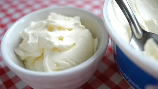 Mascarpone at sour cream cream: mga feature at recipe sa pagluluto