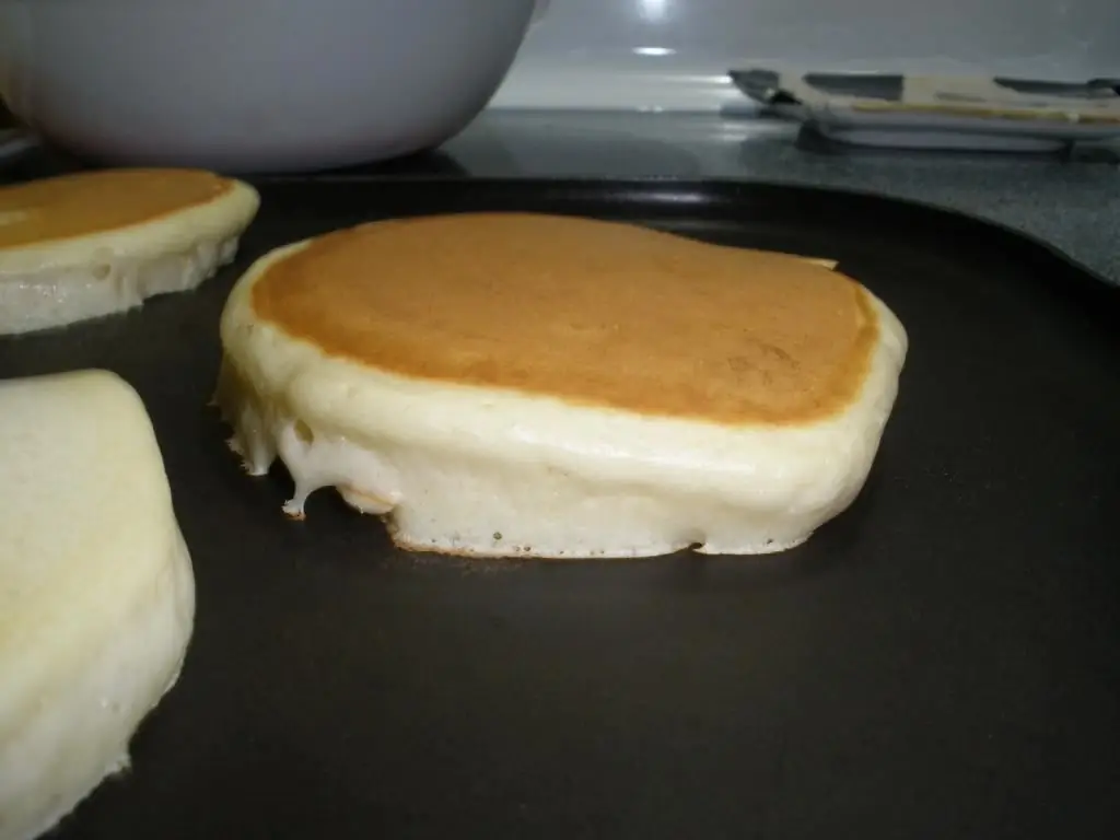 Hoe om pannekoek in melk te kook?