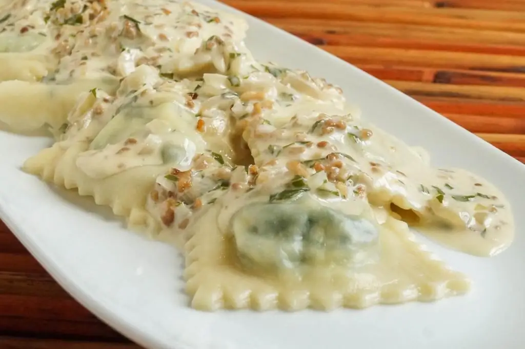 Ravioli dengan ricotta dan bayam: resipi langkah demi langkah dengan penerangan dan foto, ciri memasak