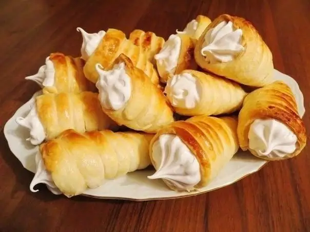 Paano magluto ng mga tubules na may protina na cream: recipe na may larawan. Puff pastry na may protina na cream